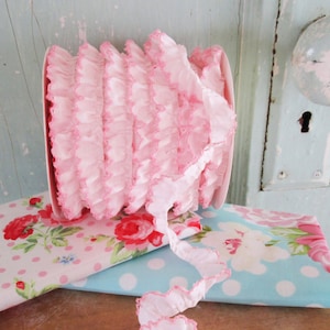 Neue Häkelborte No431. Rosa Schleifenband.  Rosa Spitze.  Häkelrand in rosa.  Rosa Paspelband.  Pinke Rüsche.
