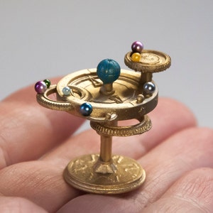 Puppenhaus Handwerker Astrolabium Astronomisch mit Planeten und Globus, faux Miniatur Spielzeug. Space labbrary 1/12 miniatur Steampunk Vintage