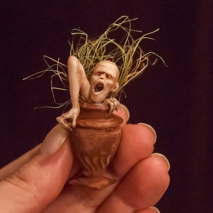 Handwerkliche Miniatur Zombie in Vase. 1/12 Miniaturen im Steampunk Gothic Horror Vintage Stil. Gruseliges Halloween Puppenhaus