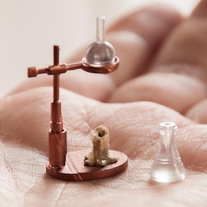 Handwerker-Labor wissenschaftliche Ausrüstung mit Kerze, faux Miniatur-Spielzeug. 1/12 Miniatur in Steampunk Gothic Horror Vintage Puppenhaus