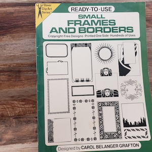 Puede incluir: Una cubierta de libro verde con el título "Ready-to-Use Small Frames and Borders" en texto negro. La cubierta del libro presenta una variedad de diseños de marcos en blanco y negro.
