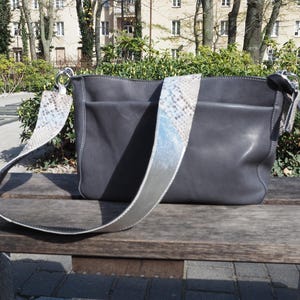 Bolso bandolera mediano gris, bolso de hombro mediano suave, bolso casual, regalo para ella, bolso de cuero, con correa ancha de colores, bolso tipo cartera,