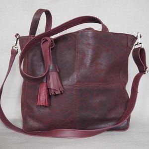 Burgunderrote große Ledertasche, breiter Riemen, bunter Riemen, bequeme Tasche für die Arbeit, Herbstfarben, laptop Tasche