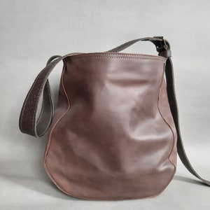 Schokoladenbraune Bananentasche, Umhängetasche, mittelgroße weiche Umhängetasche, Geschenk für sie, braune Croissant-Tasche