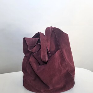 Aubergine hobo tas, slouchly leren tas, aubergine suède, cadeau voor haar, leren laptoptas, zwart leren draagtas afbeelding 3