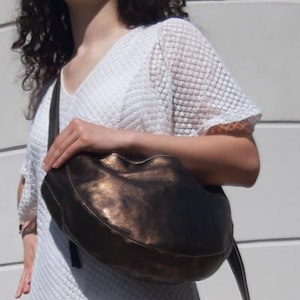 Dunkelgold Bananentasche, weiche Umhängetasche, errötende lässige Handtasche, Geschenk für sie, gebundener Gürtel, Croissant-Tasche