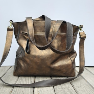 Goldledertasche, Goldshopper, übergroße Goldtasche, metallische Oberflächen, Geburtstagsgeschenk, metallische große Ledertasche, Geschenk