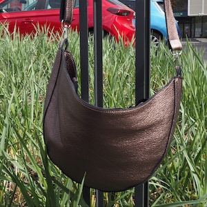 Metallic Bananentasche, gold weiche Leder Umhängetasche, metallisches Leder lässige Umhängetasche, Geschenk für sie, Altgold Metallic Leder