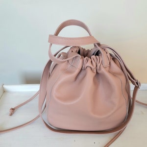 Sac en cuir rose poudré pour femme, sac seau en cuir rose poudré, bandoulière, sac, cadeau de moins de 40 ans, cadeau de fête des mères, sac à bandoulière pochette en cuir