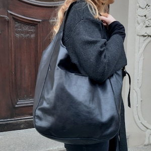 Czarna skórzana torba na ramię zapinana na zamek, hobo with a zipper
