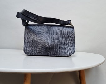 Zwarte crossbody tas, Lizard reliëf tas, Medium flap tas, schoudertas, casual tas, cadeau voor haar, streetstyle,