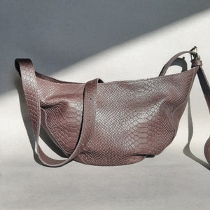 Schokoladenbraune Bananentasche, Umhängetasche, mittelgroße weiche Umhängetasche, Geschenk für sie, braune Croissant-Tasche
