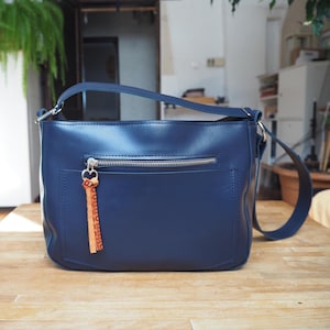 Bolsa transversal média azul marinho, bolsa de ombro macia, bolsa casual, presente para ela, bolsa de couro, alça larga colorida, bolsa tipo pasta,