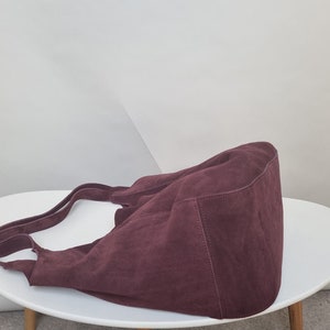 Aubergine hobo tas, slouchly leren tas, aubergine suède, cadeau voor haar, leren laptoptas, zwart leren draagtas afbeelding 7