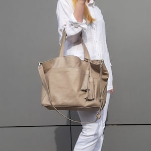 Graue - Beige Ledertasche,  Lederumhängetasche, echte ,fleischiges Naturleder in der Farbe architektonischem Beton, Eine große Arbeitstasche