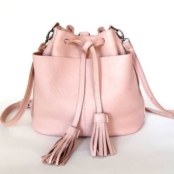 Różowa pudrowa skórzana torba dla kobiet z funkcją plecaka, różowa pastelowa torebka typu worek, skórzana różowa torebka na ramię
