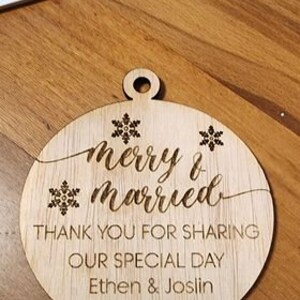 Merry Married Christmas Ornament Mr Mrs Just Married Frischvermählten Anpassbare Geschenk Glowforge Ready Datei Digital Laser Cut SVG Digital Downloads