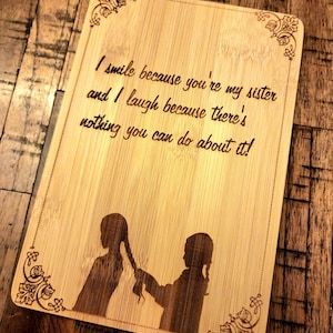 Schwester - Ich lächle, weil du meine Schwester bist und ich lache, weil du nichts dagegen tun kannst - Glowforge ready SVG - Schwester Liebe