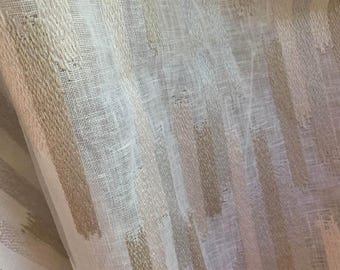 Può includere: Tessuto per tende bianco e trasparente con un sottile motivo a righe orizzontali di colore marrone chiaro.