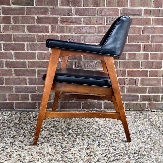 Got this pair of dining chairs from the Louisville Chair Company for $20.  Any further information? : r/Mid_Century