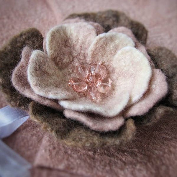 Gift ideas for her Handmade felted  Gefilzt Filzbrosche Merino Felted flower Wool flower Spring gift Spring accessories