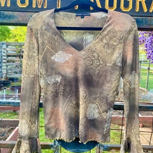 FREE FALLIN Vintage Y2K lettuce hem floral & paisley v-neck long sleeve semi-sheer olive green top