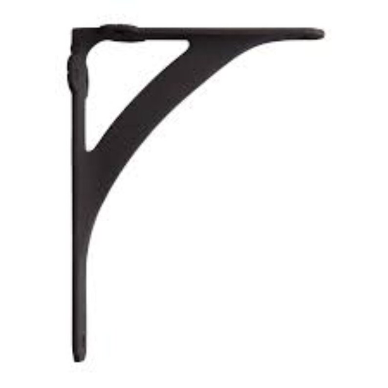 Pu&ograve; includere: Una singola staffa per mensola marrone scuro con un design decorativo. La staffa ha un braccio di supporto curvo e un supporto verticale. La staffa &egrave; realizzata in metallo ed &egrave; progettata per sostenere una mensola. La staffa &egrave; mostrata su uno sfondo bianco.