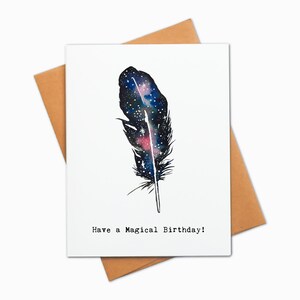 Cartão de aniversário de penas de galáxia em aquarela, cartão de aniversário de astrologia, cartão de aniversário de arte celestial, tem um cartão de aniversário mágico
