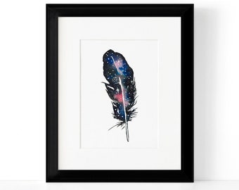 Könnte beinhalten: Ein Schwarzweiß-Aquarellbild einer Feder mit einem Galaxie-Design. Die Feder ist mit einem blauen, rosa und weißen Galaxie-Muster mit Sternen gefüllt.