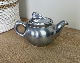 Théière vintage en porcelaine