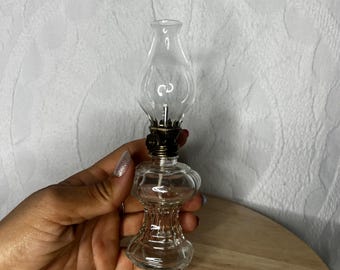 Stara, mała szklana lampa naftowa z lat 80. XX wieku i komin, ośmiokątna lampa naftowa, wykonana na Tajwanie, wysokość 7 cali