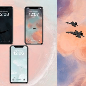 Puede incluir: Tres pantallas de bloqueo de iPhone con diferentes fondos. La primera pantalla tiene un fondo oscuro con un avión a reacción volando por el aire. La segunda pantalla tiene un fondo azul claro con un avión a reacción volando por el aire. La tercera pantalla tiene un fondo azul claro con nubes y dos aviones a reacción volando por el aire. La hora se muestra en cada pantalla.