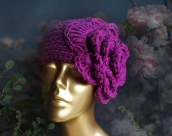 Bonnet fleur au crochet pour fille, gros bonnet tricoté, bonnet d'hiver avec fleur pour femme, chapeau cloche des années 1920, chapeau violet, cadeau romantique pour elle