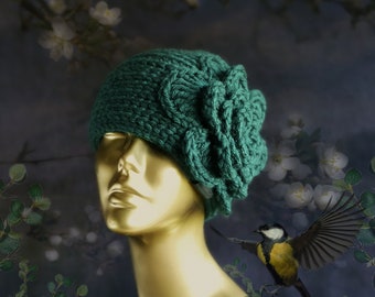 Chunky knitted hat winter with flower for women girl, emerald green knitted wool hat, crochet pattern, RETRO 1920s cloche hat, Gift for Her