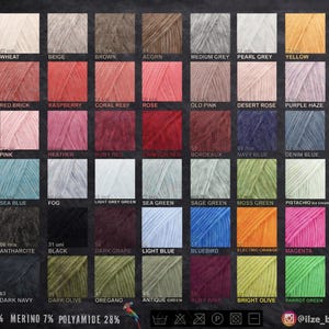 Op de afbeelding: Een kleurenkaart met 56 vierkanten garen in diverse tinten, waaronder off-white, tarwe, beige, bruin, eikel, grijs, geel, blauw, oranje, rood, roze, groen en zwart. Elk vierkant is gelabeld met de kleurnaam en samenstelling: Alpaca 65%, Merino 7%, Polyamide 28%.