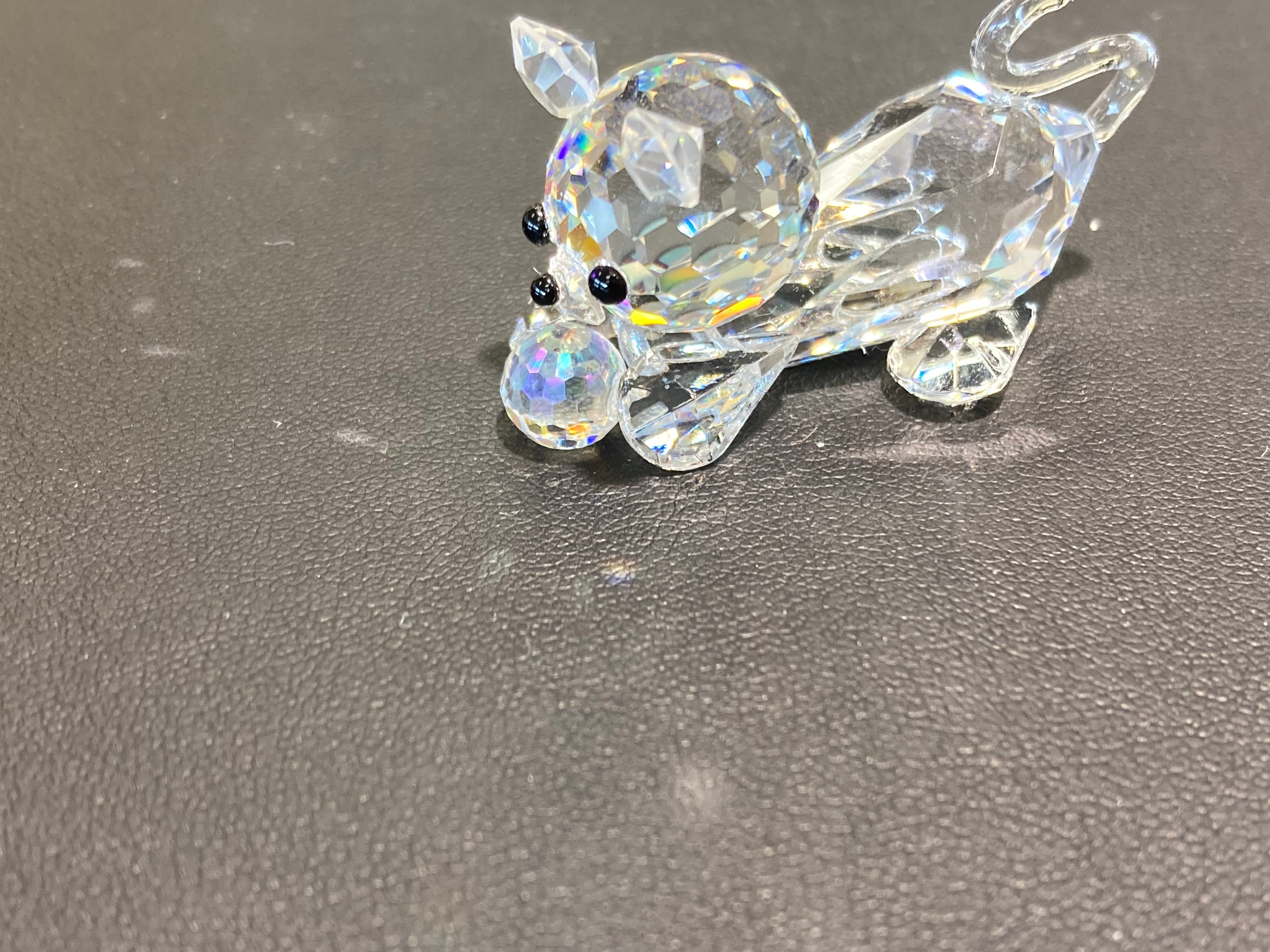 Verspielte Katze mit Kugelkristallfigur