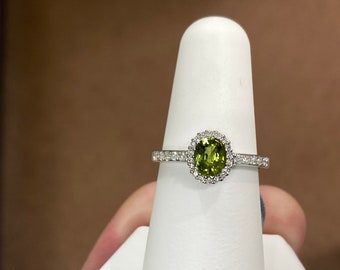 Anillo de oro blanco con peridoto y diamantes