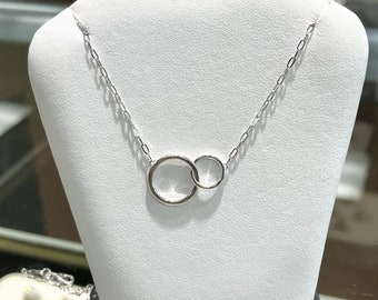 Collar de círculos entrelazados de plata
