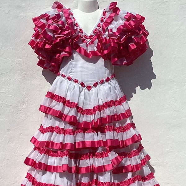 Belle robe de flamenco espagnole Vntg pour fille en organdi blanc avec rubans de satin rose vif, jupe ronde, poitrine 26 po. (66 cm) Âge 7-8 ans environ