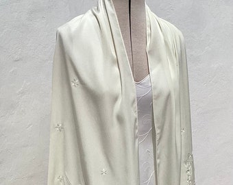 Vintage seda marfil bordado XL largo rectangular estola/chal con flecos hechos a mano noche/ocasión/fiesta/teatro/boda/dama de honor