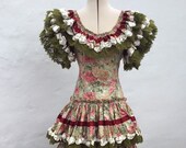 Vntg Spanish Flamenco Gypsy Dress 34 quot (86.5cm)Bust, Sage Green Floral Cotton, Lace and Cream Ruby Red Satin Ribbons Frida Kahlo Fiesta