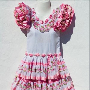 Spanisches Flamenco-Kleid für Mädchen Vintage Hübsches Rüschen rosa + weißes Kleid mit bestickter Spitze + rosa Satinbänder Alter 12/13 Ca. Brust 29 ”