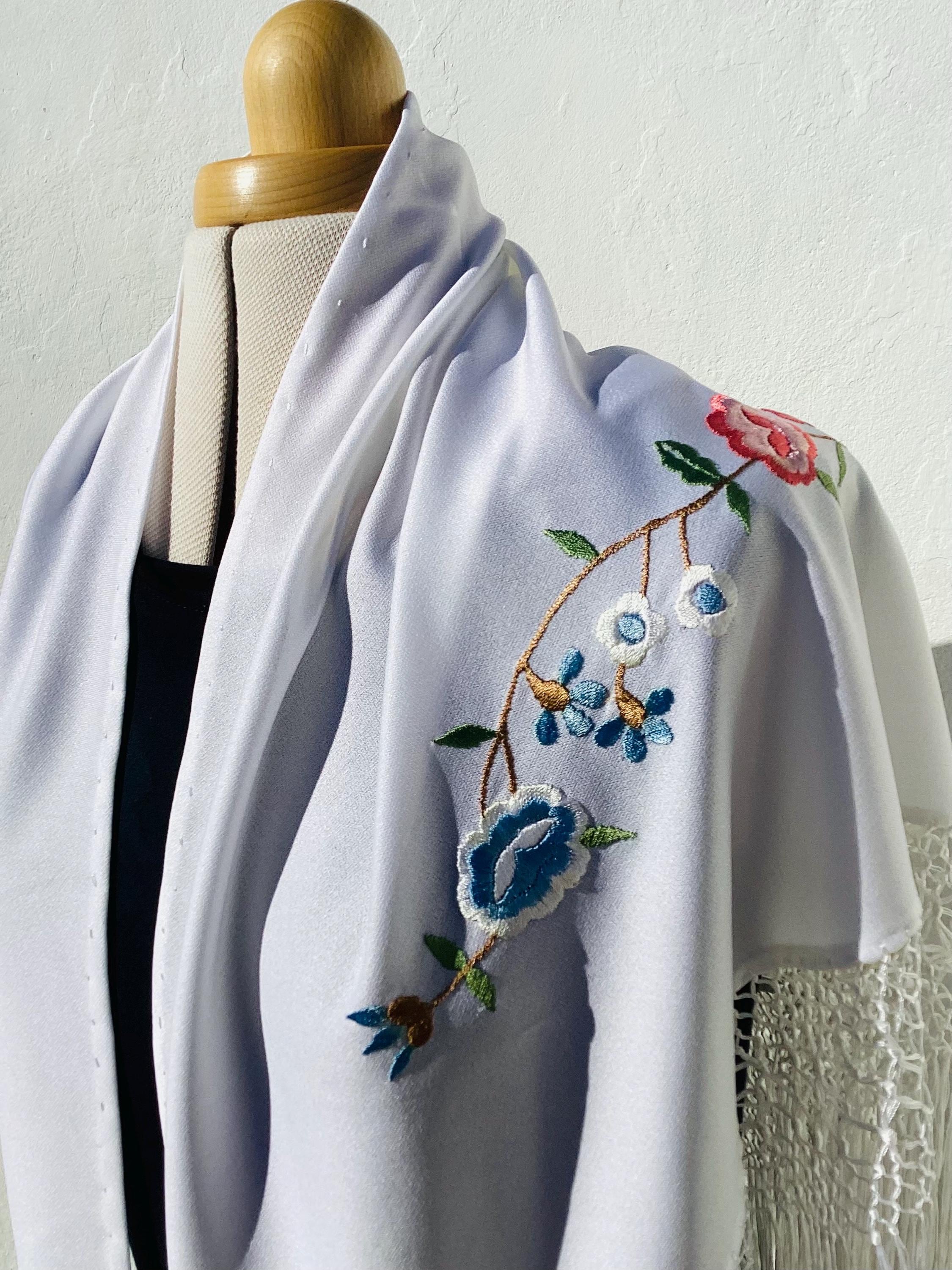 ヴィンテージホワイトスペイン製マントンショール、花柄刺繍、シルク