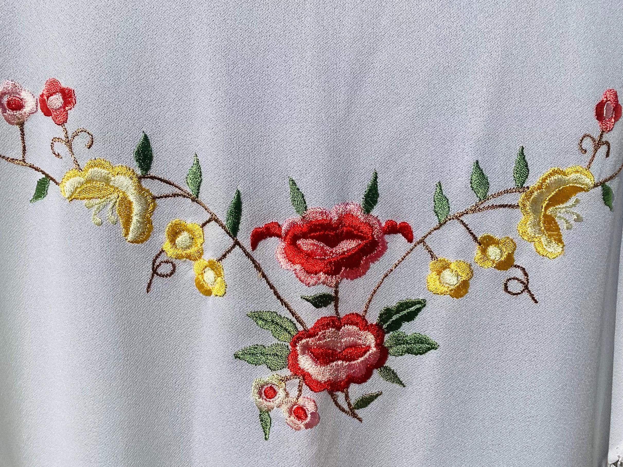 ヴィンテージホワイトスペイン製マントンショール、花柄刺繍、シルク