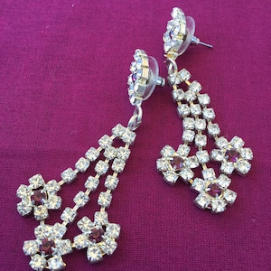 Funkelnde Strass Blumen Anhänger Ohrringe 3 Stränge mit dunkelroten Glassteinen Vintage Deadstock Neu + Unbenutzt Party/Anlass