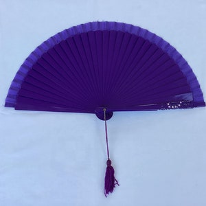 Abanico español vintage de madera lacada en morado con detalle decorativo perforado y pedrería