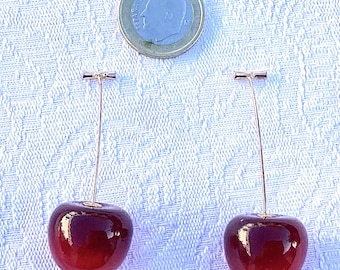 Ovanliga röda akrylörhängen med körsbärsmotiv - Oanvända