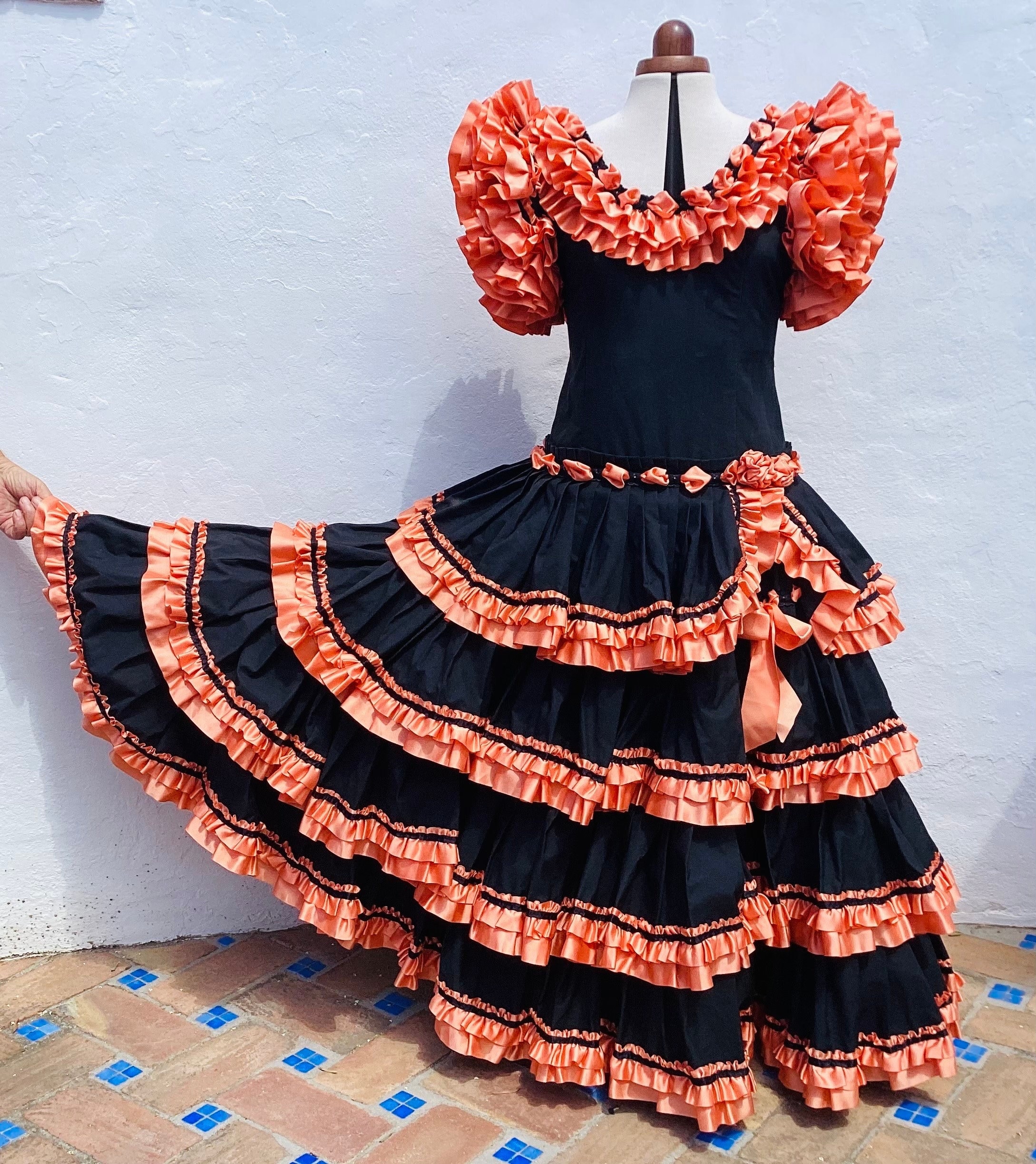 Robe gitane flamenco espagnole vintage Noir avec jolis rubans de