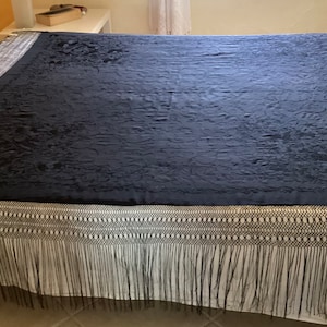 Châle de Manille en soie noire antique brodé à la main de motifs orientaux et de fleurs XL carré pour piano d'Andalousie dans le sud de l'Espagne