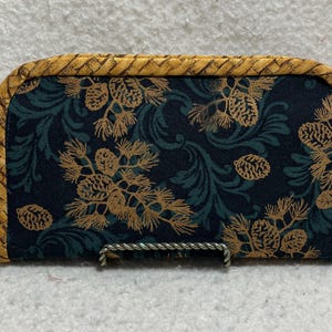 Cartera con cremallera - Piñas doradas sobre fondo gris oscuro